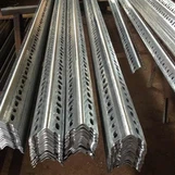 Metallstolpar för hyllor